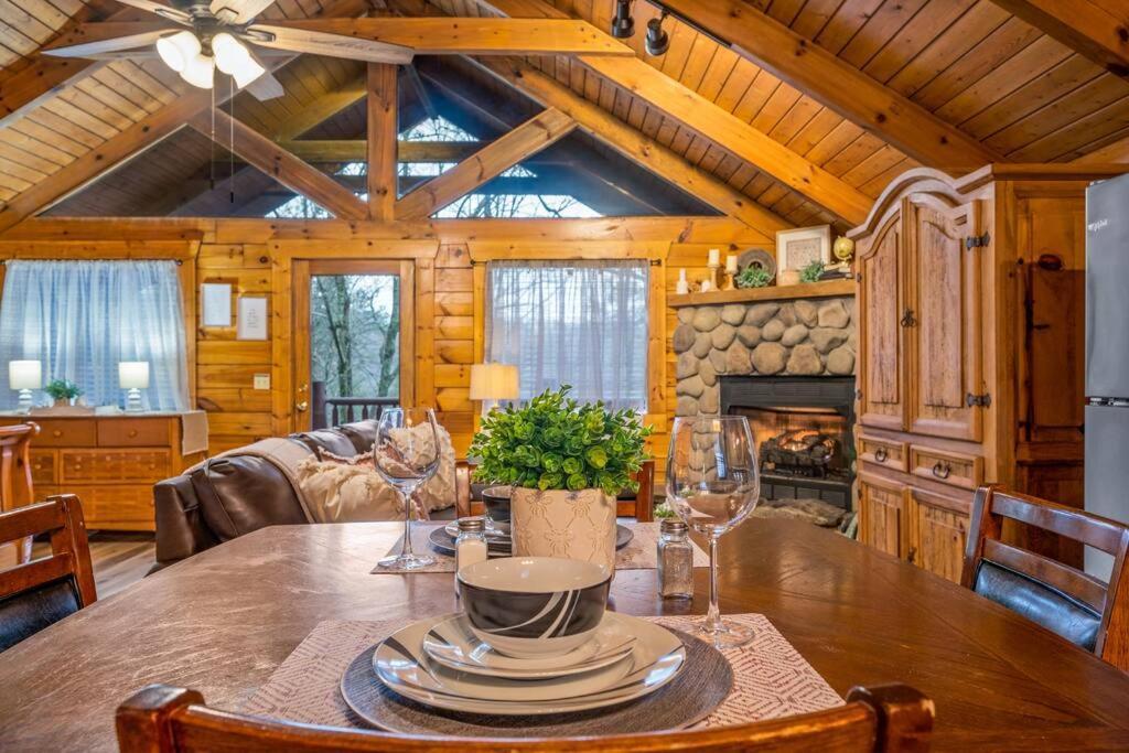 Log Cabin, Hot Tub, Fireplace, Pool Table & Views! เซอเวียร์วีล ภายนอก รูปภาพ
